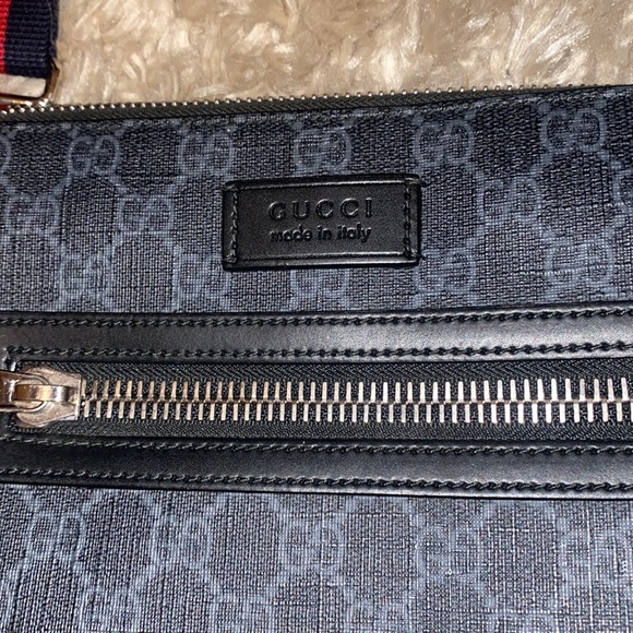 Gucci messenger bag like new lightly worn - Picture 2 of 10